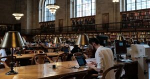 مثالی از Overheat Lighting و Task Lighting در کتابخانه عمومی